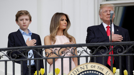 Discret rappel à l'ordre de Melania à Donald Trump pendant l'hymne américain