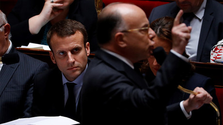 Mettant en garde les électeurs, Bernard Cazeneuve condamne Le Pen, Fillon et Mélenchon