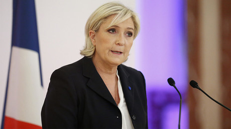 Marine Le Pen exige que TF1 retire le drapeau de l'UE du plateau du JT avant de l'interviewer