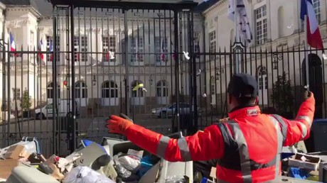 Nantes : les éboueurs en grève déversent des poubelles devant la mairie (IMAGES)