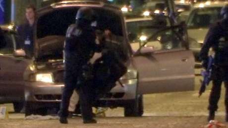 Premières images après l'attaque perpétrée le 20 avril au soir à 21h sur les Champs Elysées à Paris.