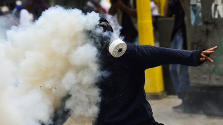 Un manifestant affronte les forces de l'ordre à Caracas le 20 avril