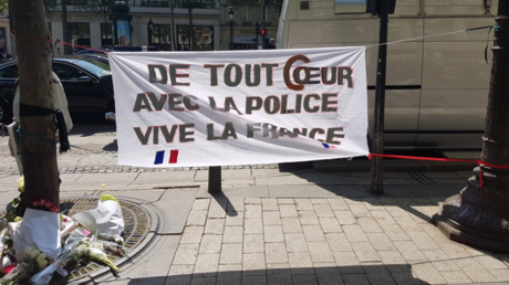 Fleurs et messages de soutien aux policiers sur les Champs-Elysées (IMAGES)