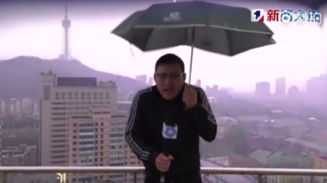 La foudre frappe un présentateur chinois en direct (VIDEO)