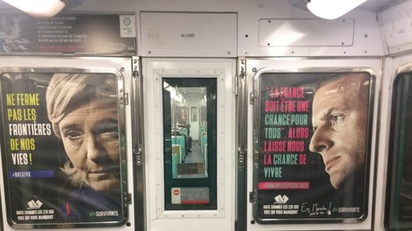 Un groupe contre l'avortement placarde des affiches anti-IVG dans le métro parisien