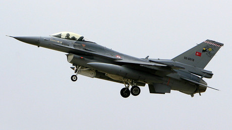 Un avion de chasse F-16 des forces aériennes turques.