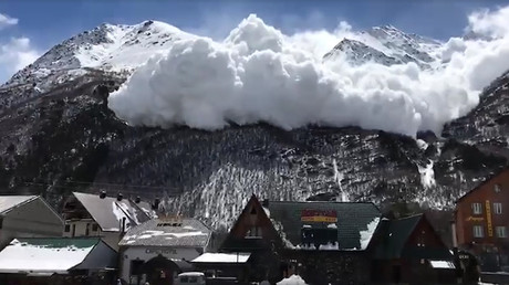 S'agit-il d'un nuage ou d'une avalanche qui dévale les pentes de l'Elbrouz  ? (VIDEO)
