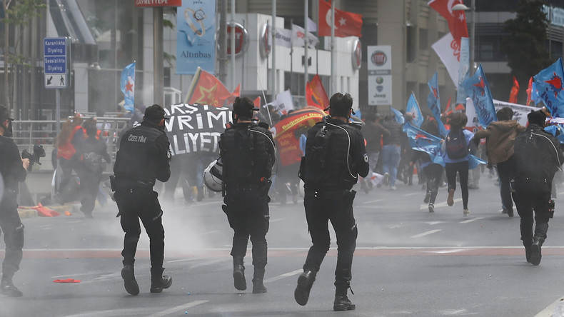 Istanbul : la police use de gaz lacrymogène pour disperser la manifestation du 1er mai (IMAGES)