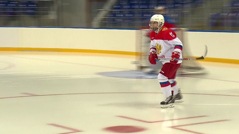 Vladimir Poutine et Jean-Claude Killy sur la glace : entrainement présidentiel à Sotchi (VIDEO)