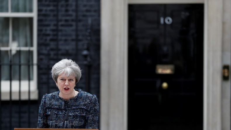 Theresa May accuse des responsables européens de tenter d'influencer les élections britanniques
