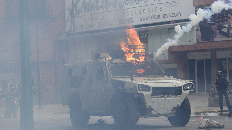 Des véhicules de police incendiés en marge d’une violente manifestation à Caracas (VIDEO)