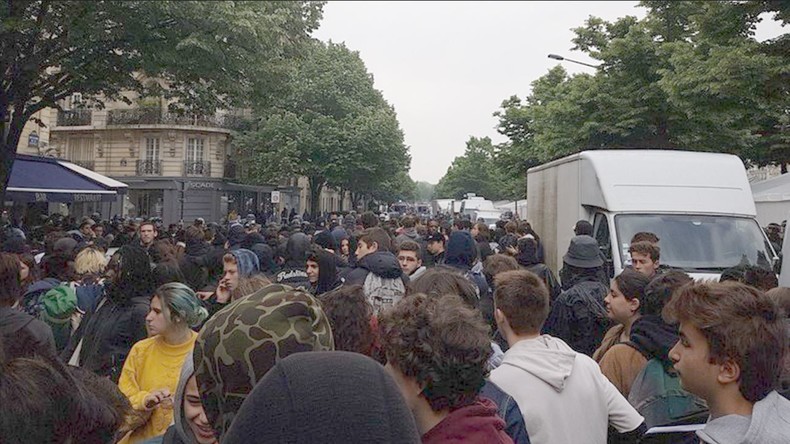«Ni FN, ni Macron» : mobilisation lycéenne mitigée à Paris à deux jours du second tour (IMAGES)