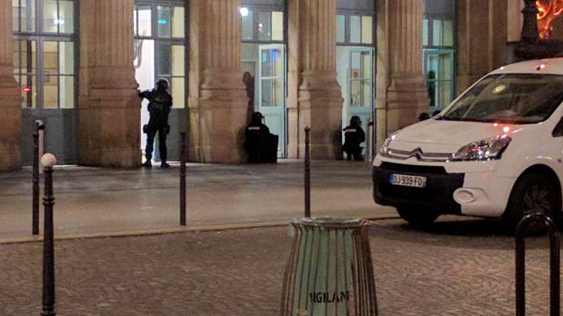 Opération policière nocturne à la gare du Nord à Paris, évacuée pendant plus de deux heures (IMAGES)