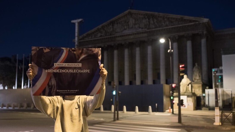 Campagne d'affichage à Paris pour dénoncer la «professionnalisation» des élus (IMAGES)