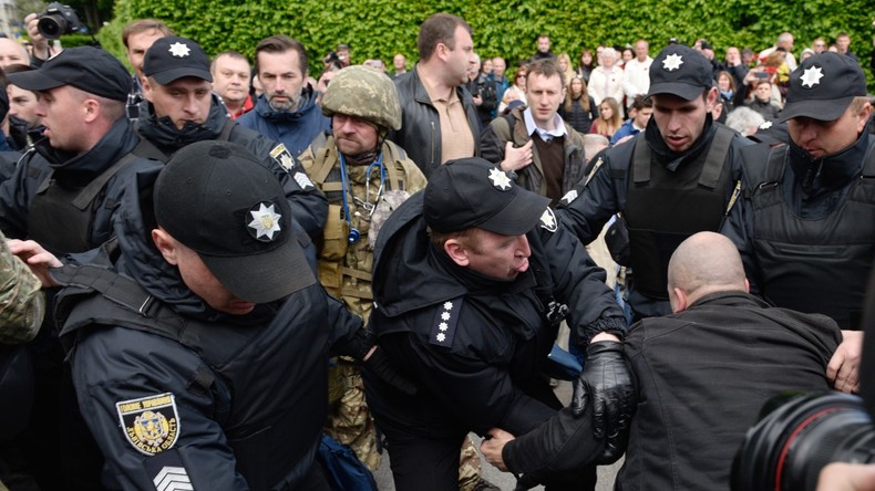 Ukraine : Amnesty International dénonce les arrestations pour port de symboles soviétiques