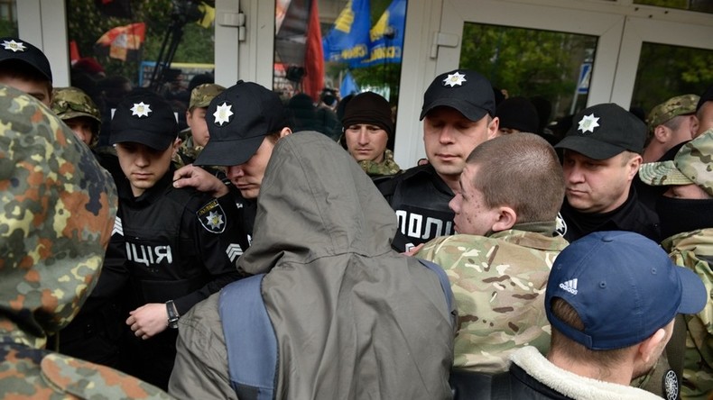 Kiev : les nationalistes affrontent la police près du ministère de l'Intérieur (VIDEO)