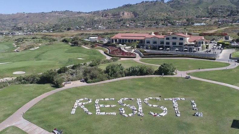 «Resist !» : un happening contre Trump rassemble 200 activistes sur un de ses terrains de golf