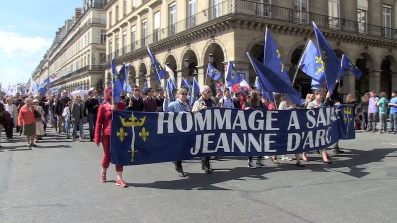 «Nous choisissons Jeanne d’Arc» : manifestation anti-Macron le jour de son investiture (VIDEO)