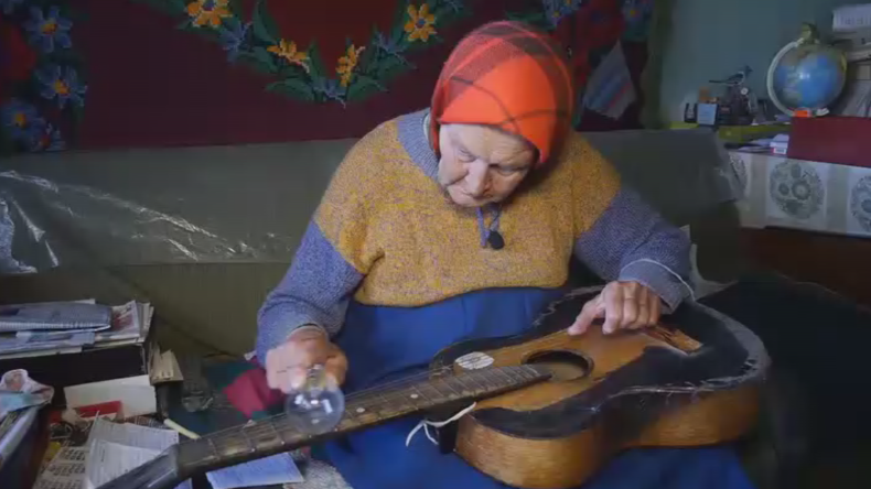Une babouchka biélorusse épate le net avec sa guitare et son ampoule (VIDEO)