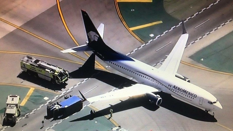 Un avion renverse un camion à l'aéroport de Los Angeles et fait huit blessés (IMAGES)