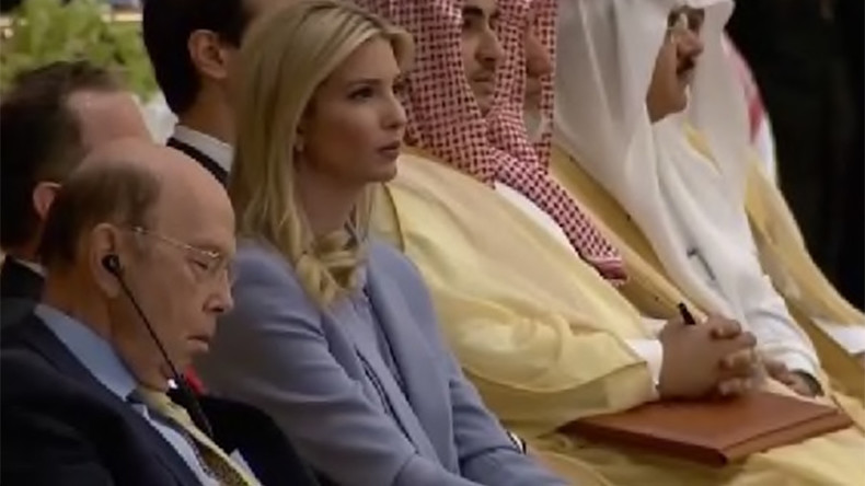 Quand le secrétaire d'Etat américain au Commerce pique un somme pendant le discours de Trump (VIDEO)