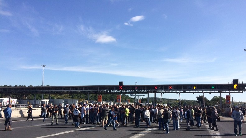 200 vignerons en colère paralysent un péage à la frontière avec l'Espagne (IMAGES)