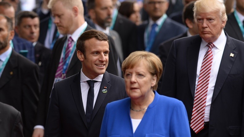 Macron snobe Trump pour Merkel… et récolte une nouvelle poignée de main musclée (VIDEO)