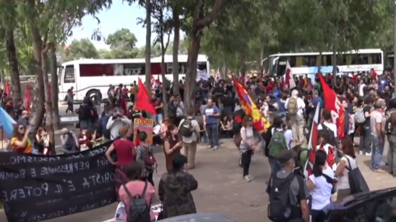 Les manifestants contre le sommet G7 défilent à côté de Taormine