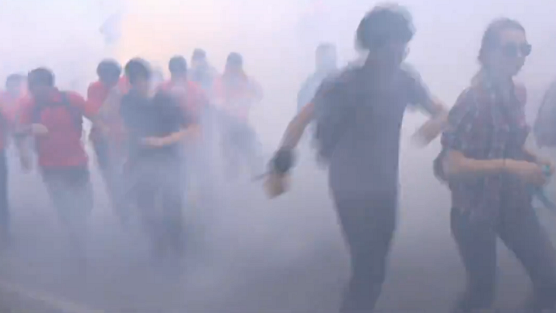 G7 : à Taormine, la police use de gaz lacrymogènes pour disperser des manifestants d'extrême gauche