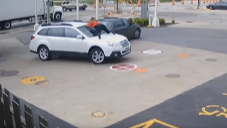 Etats-Unis : images insolites d'une jeune femme... qui ne se laisse pas voler sa voiture !