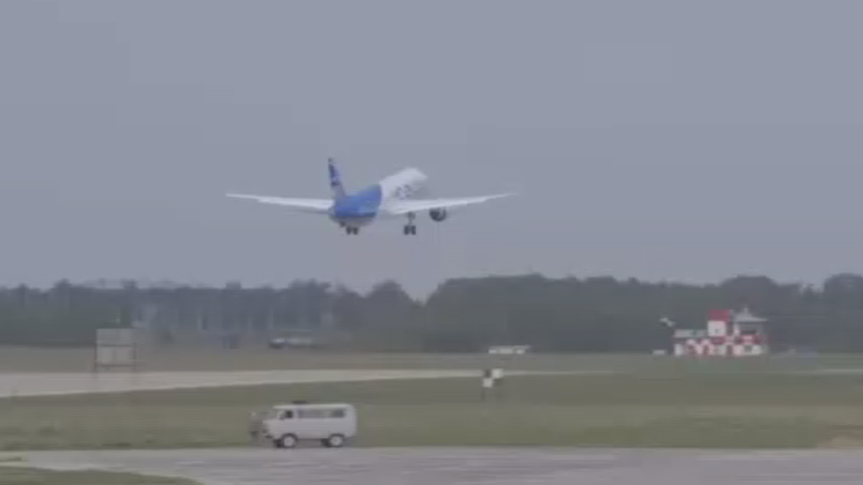 Le nouvel avion de ligne russe MC-21 prend les airs pour la première fois