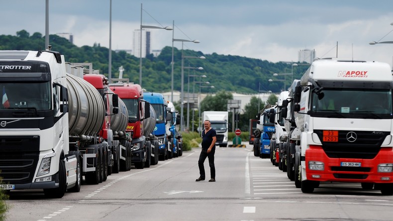 Les automobilistes font face aux premières pénuries d'essence causées par la grève des transporteurs