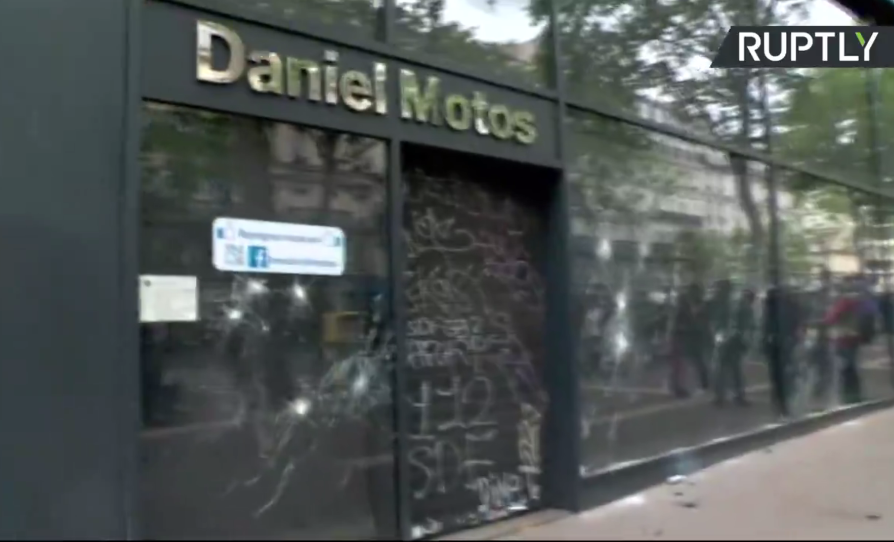 Six CRS blessés : la manifestation «contre le fascisme et le capitalisme» dégénère à Paris (VIDEO)