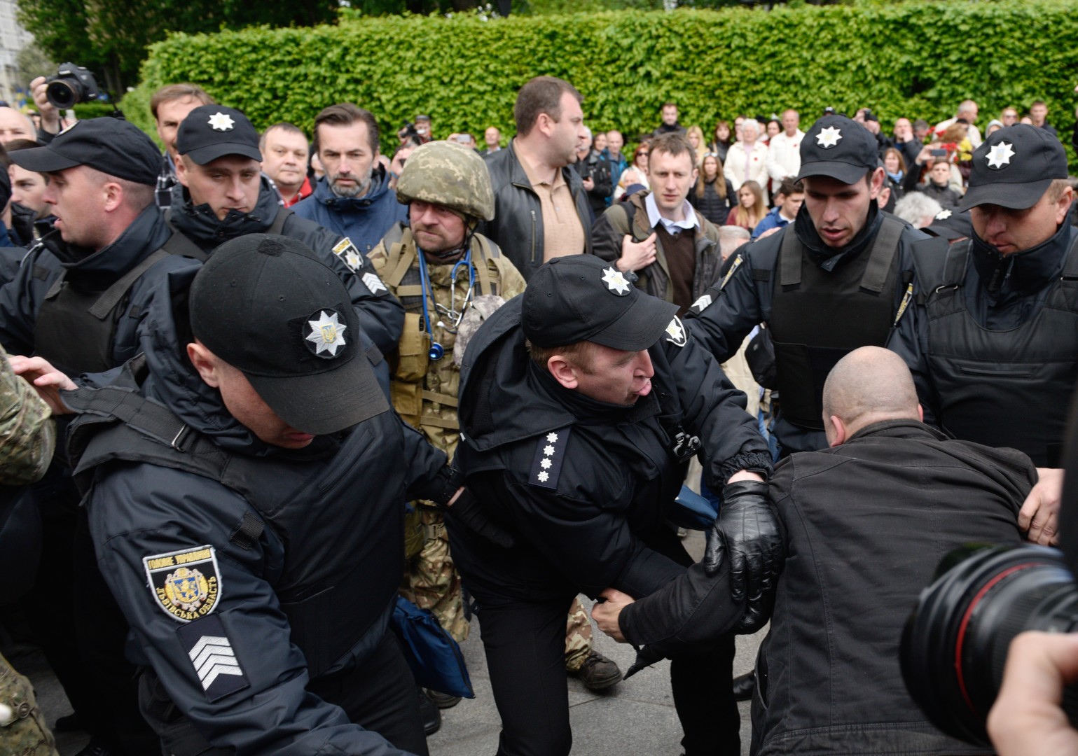 Le défilé du Régiment immortel perturbé par des nationalistes à Kiev, un policier blessé (VIDEO)