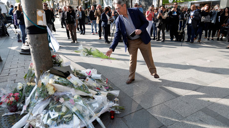 Des fleurs déposées sur le lieu de l'attentat