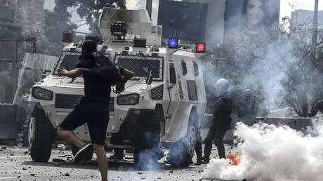 Affrontement entre les forces de l'ordre et des manifestants pro-opposition à Caracas le 1er mai