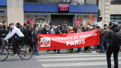 Des salariés manifestent boulevard Barbès à Paris le 4 mai 2017 à la suite de la mise en redressement judiciaire de Tati, photo ©Jacques DEMARTHON / AFP