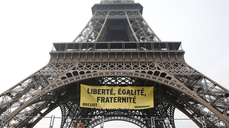 Greenpeace déploie une banderole contre le FN sur la tour Eiffel (IMAGES)