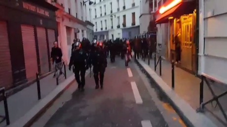 Heurts lors de la manifestation contre le Front national et Emmanuel Macron à Paris (IMAGES)