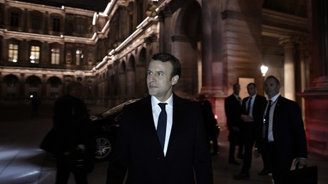 Emmanuel Macron arrive à la Pyramide du Louvre afin de livrer son discours de victoire devant ses supporters.