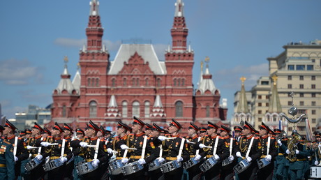Moscou célèbre le 72e anniversaire de la victoire sur le nazisme par une parade militaire (IMAGES)