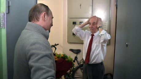 Vladimir Poutine rend visite à son ancien chef du KGB le jour de son 90e anniversaire 