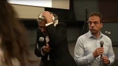 Bernard-Henri Lévy à nouveau entarté à Belgrade (VIDEO, PHOTO)