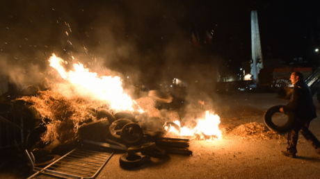 Des agriculteurs brûlent des pneus devant la préfecture de la Sarthe au Mans le 11 mai 2017