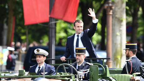 Pluie, french cancan, Champs-Elysées vides... : l'insolite investiture d'Emmanuel Macron