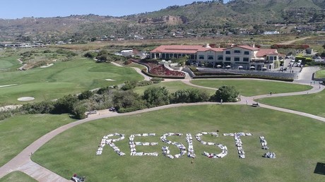 «Resist !» : un happening contre Trump rassemble 200 activistes sur un de ses terrains de golf