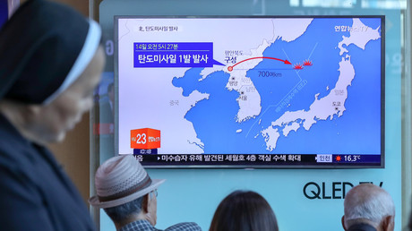Des Sud-coréens regardant un reportage sur le tir de lancement nord-coréen