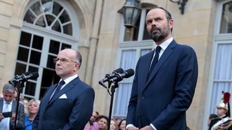 Passation de pouvoirs entre Bernard Cazeneuve et Edouard Philippe dans la cour de l'Hôtel de Matignon