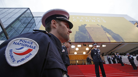Un policier français surveillant le Festival de Cannes en 2016