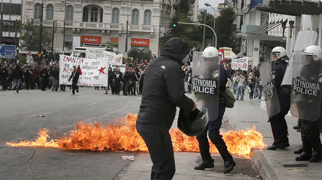 Heurts et gaz lacrymogène à Athènes lors d’une grève contre le nouveau plan d'austérité (VIDEO)
